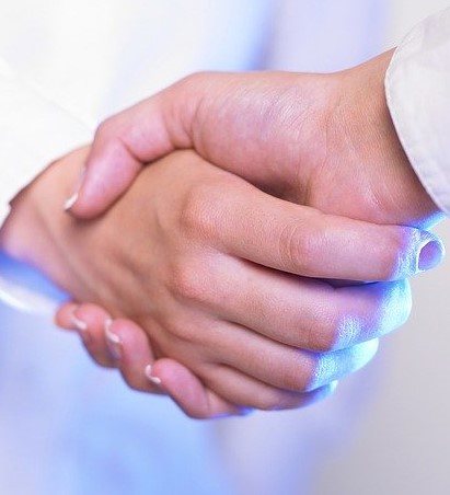 Poignée de main entre deux personnes, symbole d'un projet livré et validé