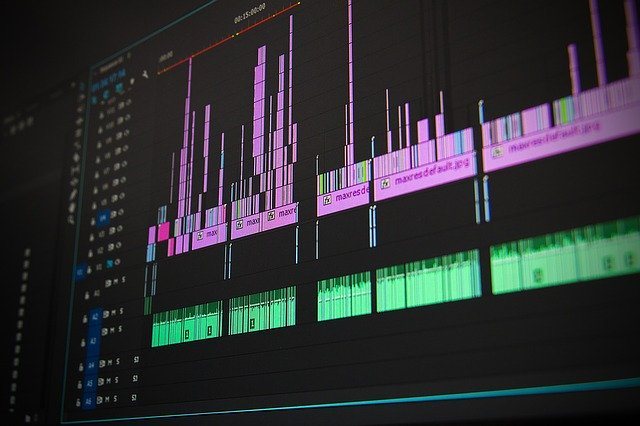 Timeline de montage vidéo avec pistes image et son sur un écran